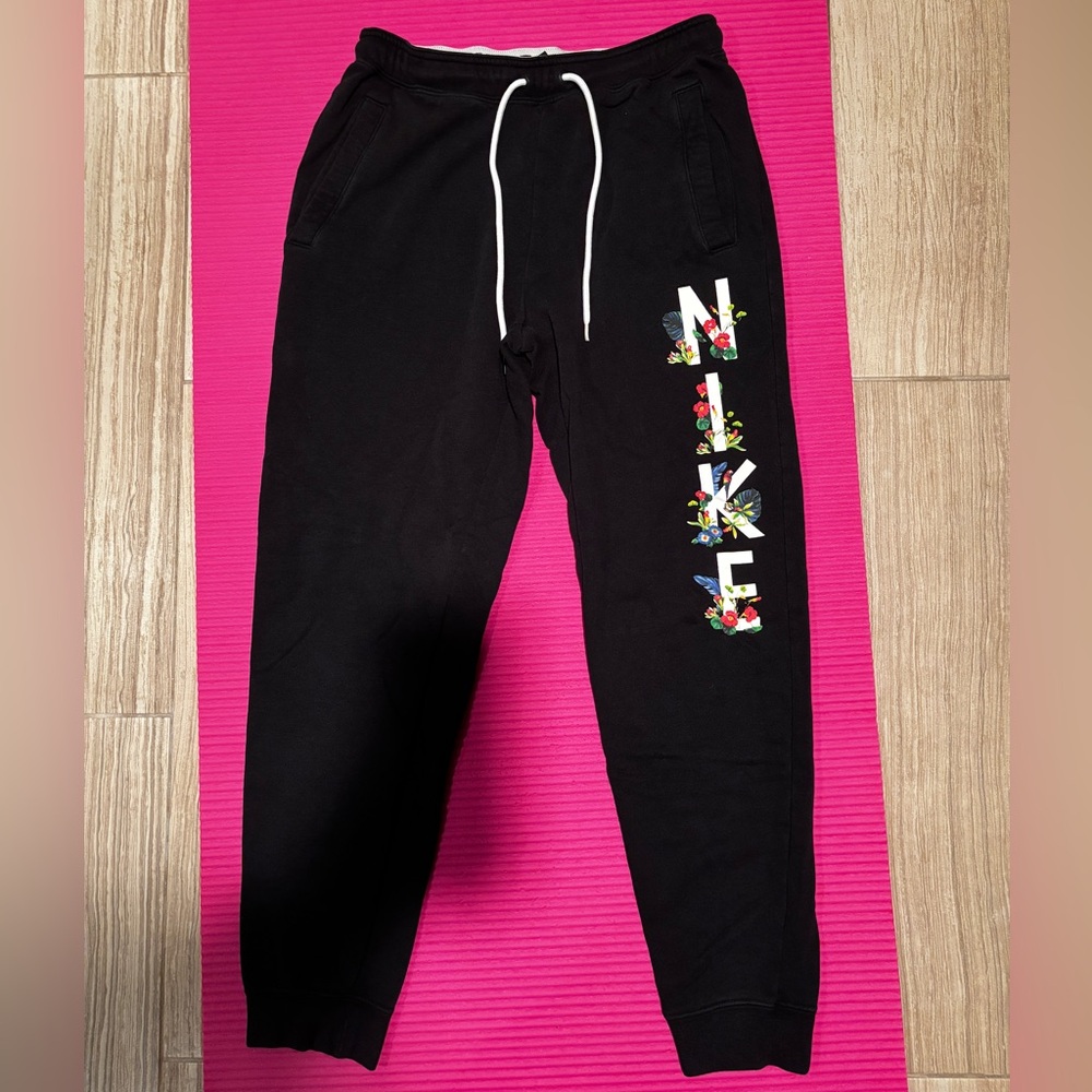 Women’s Nike Sweatpants (Size S)
